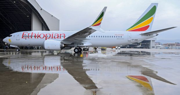 Etiopski Boeing 737 Max wraca do hangaru.